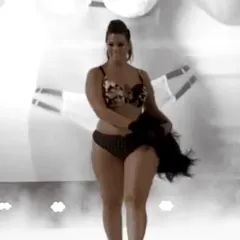 fashion show way on - beautiful curves !