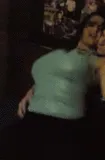 la parte superiore verde della signora sexy ha tirato su belle tette