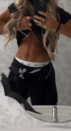 wwe legend trish stratus showing off her beautiful abs