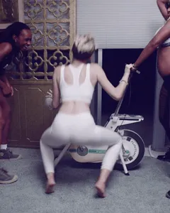 miley twerking that ass