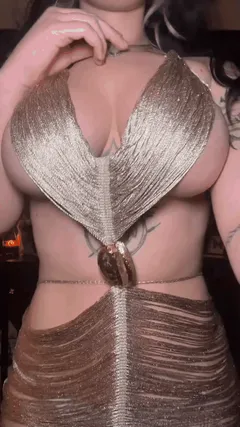 Alt girl dresses up