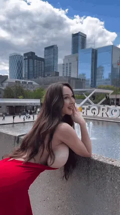 Insane sideboob