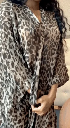 here's a little peak of my recently shaved coochie for your spankbank