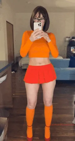velma cosplay selfie