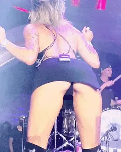 miley shaking her sweet ass