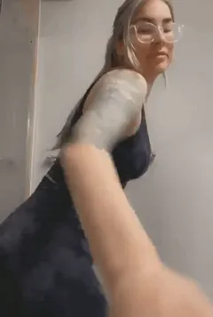 pawg adjusting her leggings