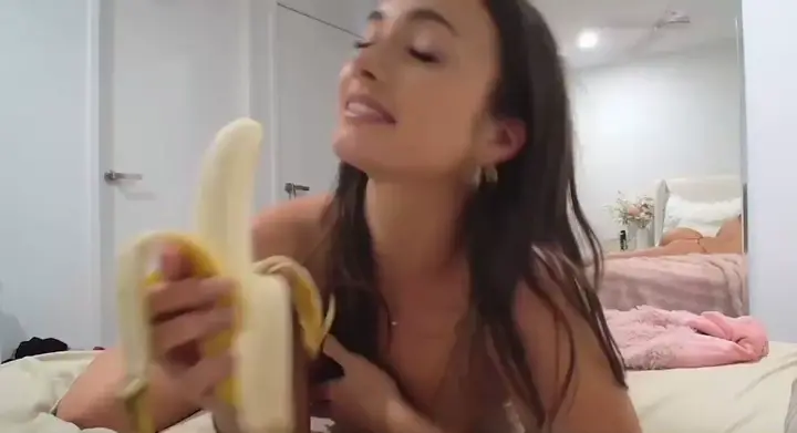 Brunette Aussie model thot loves to play with herself