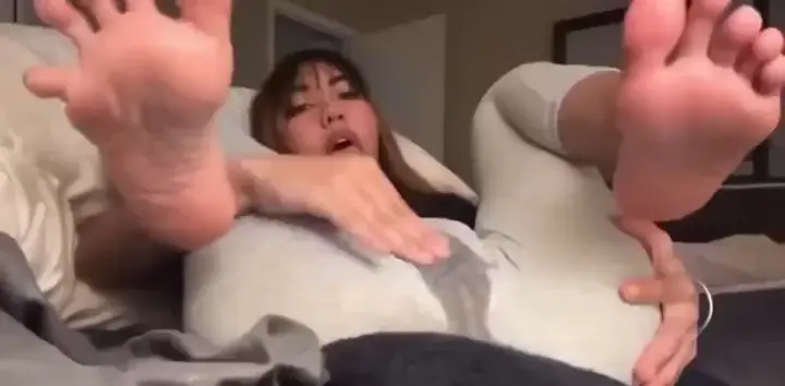 asian teen has a long tongue and fat pussy