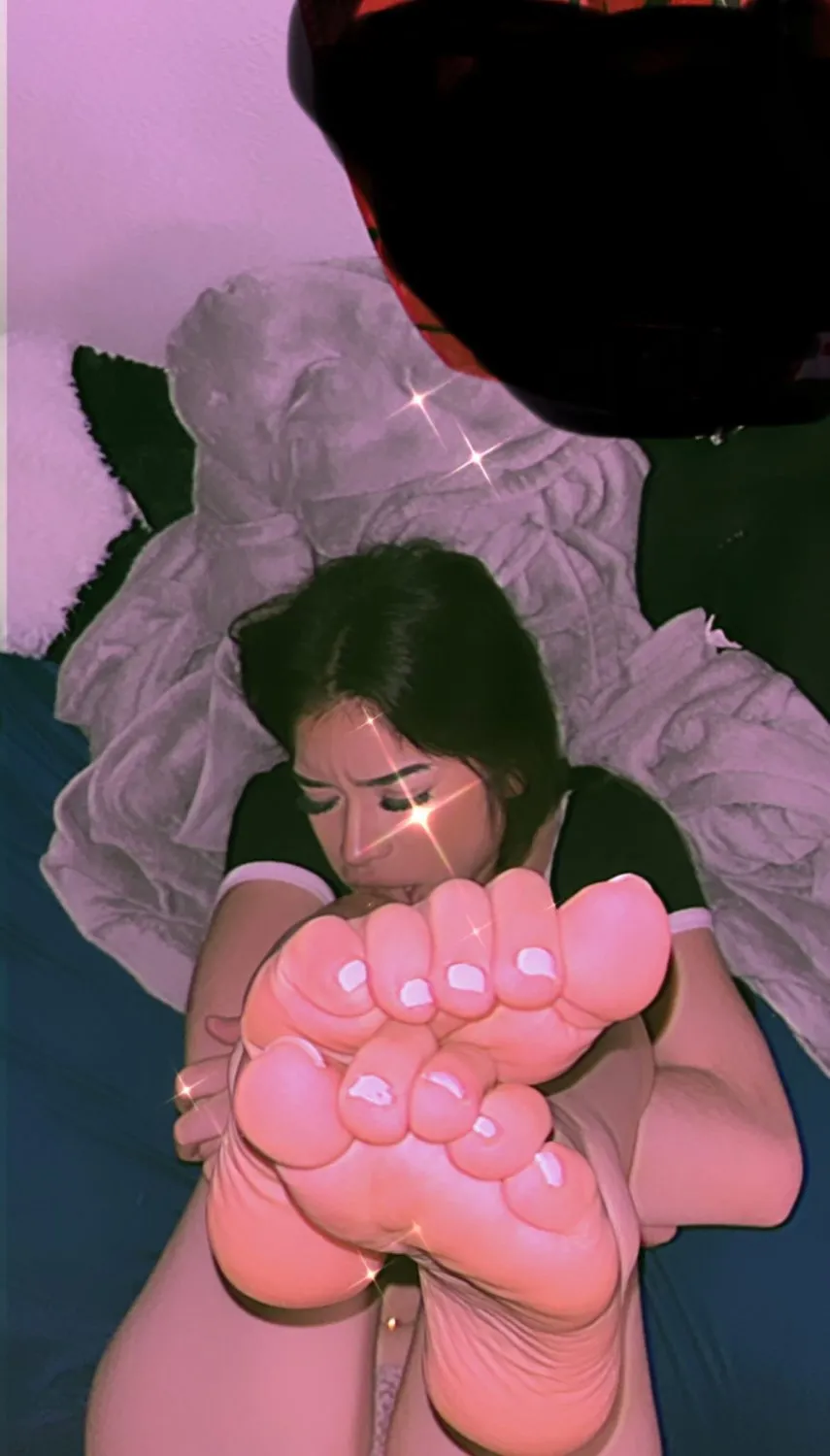 Latina Baddie feet leaked 😫‼️(for my feet lovers)