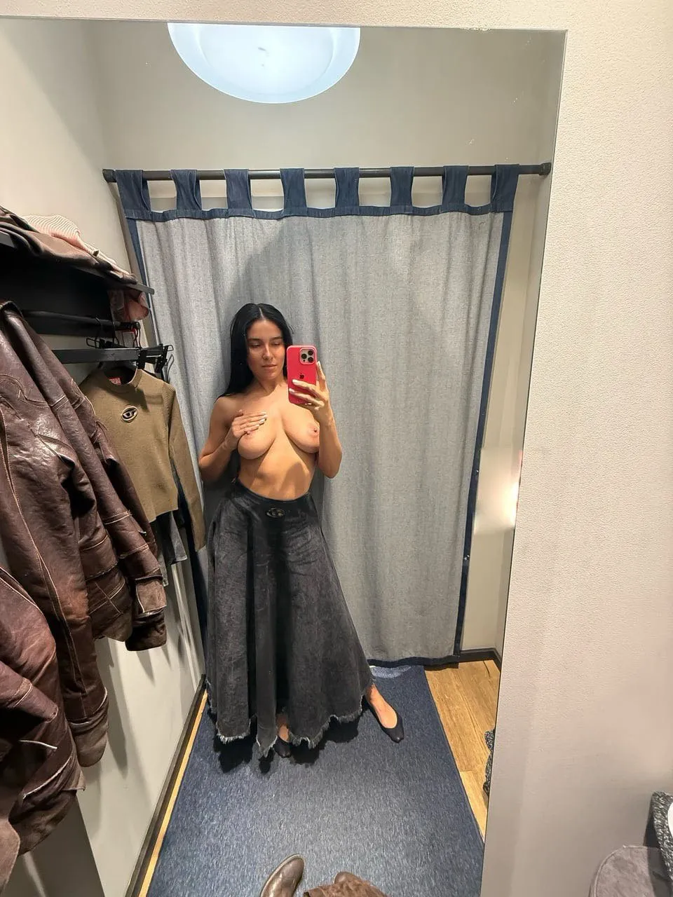 Tanned brunette slut gets hot in changing room